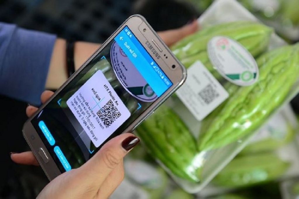người tiêu dùng check hàng thật giả khi mua